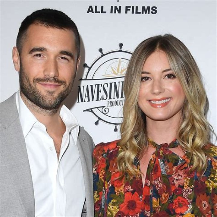 Josh Bowman Married His Revenge Co-Star and Longtime Girlfriend, Emily VanCamp!! Bio - Net worth, Height & Sister