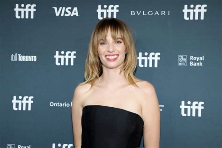Maya Hawke Net Worth: Details About Awards, Career, Movie, Income, Bf, Age - SarkariResult